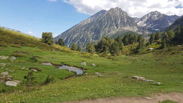Ruta entre parados, arroyos y altas monta&ntilde;as hacia el Estanque de Gerber en el puerto de Bonaigua, Catalu&ntilde;a, Espa&ntilde;a