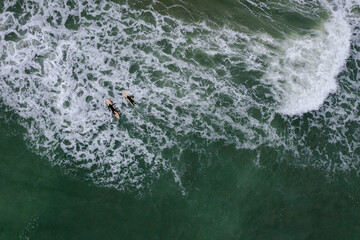 Obraz premium surfista sobre una tabla con el mar agitado 