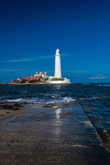 Fototapeta premium Blue sky above St. Mary's Lighthouse at Witley Bay