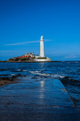 Fototapeta premium Blue sky above St. Mary's Lighthouse at Witley Bay