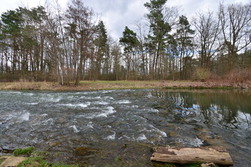Fototapeta na wymiar Fluß und Wald