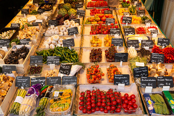 Venta de frutas y verduras en mercado.