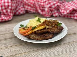 lifestyle leber paniert püree äpfel karamellisiert röstzwiebeln