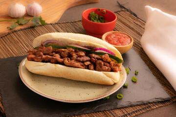 Sandwich Tandoori, made with 
chicken, traditional surinames bread, pickles and chilli peppers