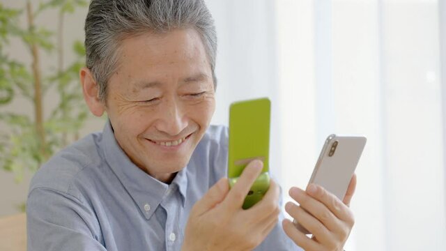 シニア男性・スマホ・ガラケー・機種変更