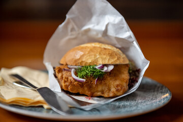 lecker Fischbrötchen mit Fischfilet 