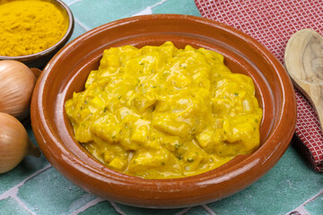 morceaux de poulet cru marinés au curry et fromage blanc