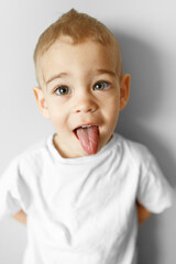 lack of B vitamins symptoms of the disease on the children's tongue