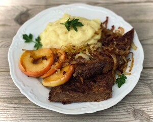 lifestyle, leber, gebraten, kartoffelbrei, schnitzel, röstzwiebeln, deutschland, spezialität, 