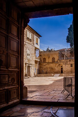 Jerusalem, Israel - 21 april 2021: view from the Church of the Holy Sepulcher to the courtyard in the old city on a sunny day