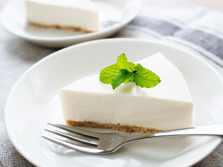ミントの葉を添えたレアチーズケーキ
