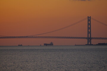 夕暮れの橋と船