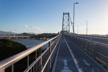 Fototapeta premium ciclovia e caminho para os pedestres da Ponte Hercílio Luz, Florianópolis, Santa Catarina, Brasil, Florianopolis,