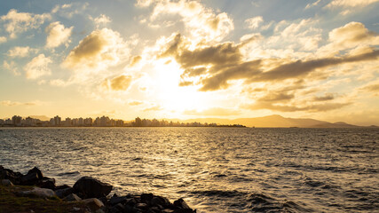 pôr-do-sol e o mar na cidade de Florianopolis,  Florianópolis, Santa Catarina, Brasil