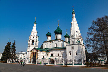 Fototapeta na wymiar The Church of Elijah the Prophet in Yaroslavl on the central square on a sunny spring day.