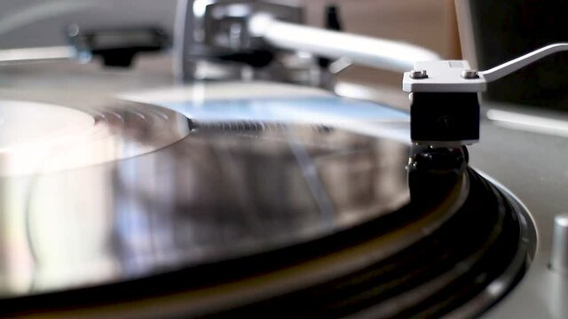 Turntable system, the tone arm play on the vinyl