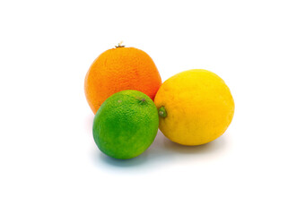 Agrumes un citron jaune un citron vert une orange vue de face sur fond blanc