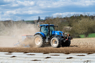 Obraz premium Traktor mt Sämaschine auf einem Acker