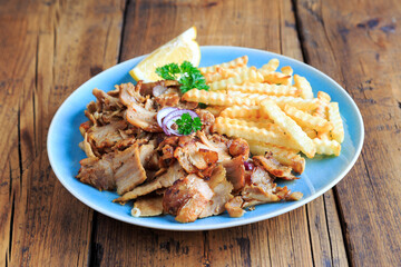 Gyros Teller mit Pommes und Beilagen