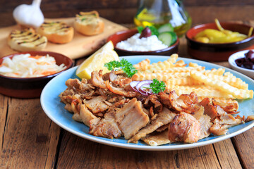 Gyros Teller mit Pommes und Beilagen