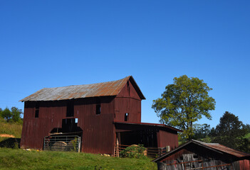 Fototapeta na wymiar Hillside Barn in Eastern Tennessee