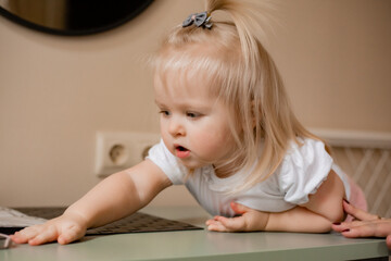 Naklejka premium Happy little girl pragy in bed at home