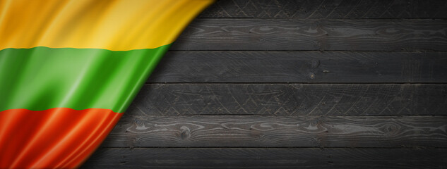 Lithuanian flag on black wood wall banner - obrazy, fototapety, plakaty