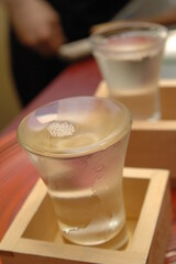 グラスになみなみと注がれた日本酒　升酒