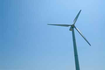 風力発電の風車と太陽	クリーンエネルギー　再生可能エネルギー