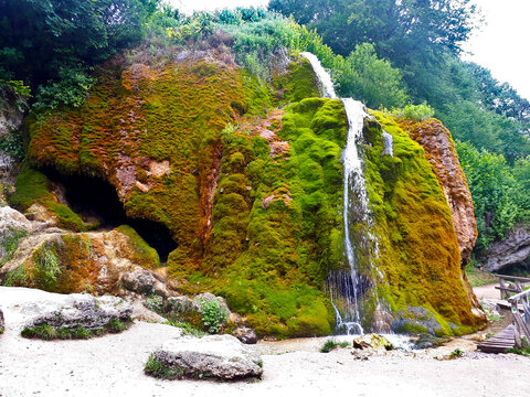 Der farbenfrohe Dreim&uuml;hlen-Wasserfall bei Nohn in der Eifel
