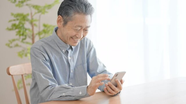 スマートフォンを操作するシニア男性