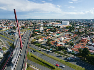 Ponte estaiada na Avenida Coronel Francisco H. dos Santos sobre a Avenida Comendador Franco em Curitiba, Paraná, Brasil