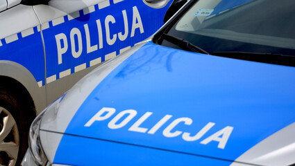 Srebrno szare samochody policyjne z niebieskim napisem policja.  - obrazy, fototapety, plakaty