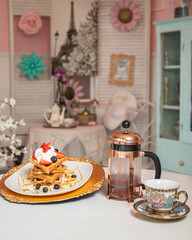 waffles y te frutos rojos