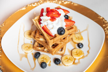 waffle con fresa y platano