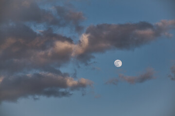 Vollmond mit Wolken am Abendhimmel 