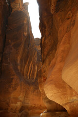 The midday lights penetrate the Siq of Petra