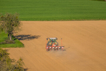 Fototapeta premium Traktor bei der Arbeit auf dem Feld