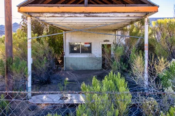 Gordijnen abandoned gas station near kingman arizona on old route 66 © Robbie Green