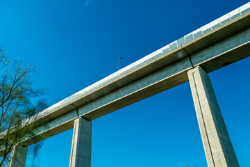 Eisenbahnbrücke einer Schnellbahntrasse