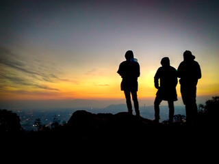 Fototapeta na wymiar silhouette of friends looking at sunset