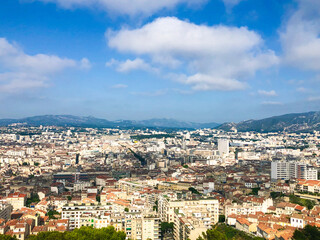 Fototapeta na wymiar Vue panoramique de Marseille depuis la bonne mère. 
