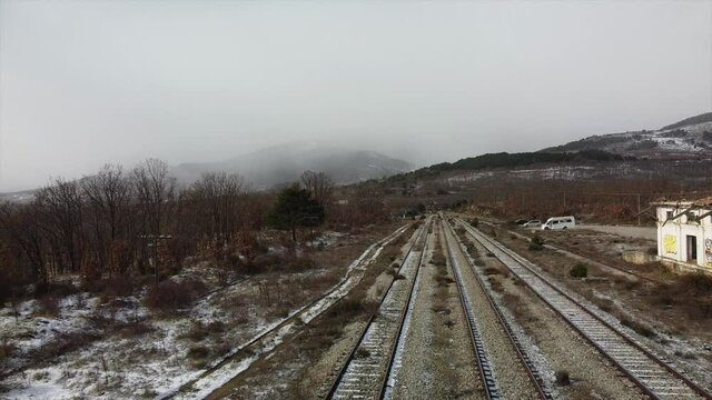 El invierno llega a la estación abandonada, caen los copos de nieve que cubren las vías y edificios sin actividad.