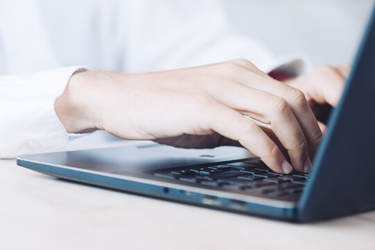 Programador inform&aacute;tico mano escribiendo en el teclado, concepto de negocio de tecnolog&iacute;a, de cerca