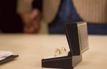 Anillos de boda dentro de una caja