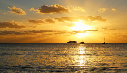 Fototapeta na wymiar Cruise at sunset - Oahu, Hawaii
