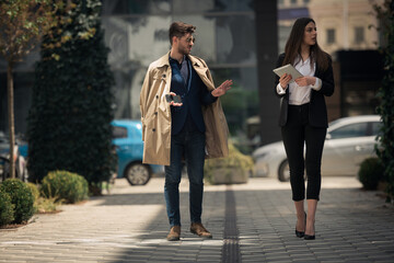 Naklejka premium Walking and talking about their new company