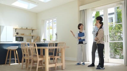 モデルルームを内覧するカップル