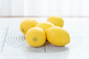 ボードに乗せた新鮮なレモン