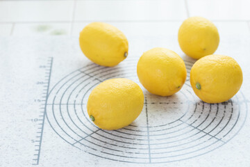 ボードに乗せた新鮮なレモン